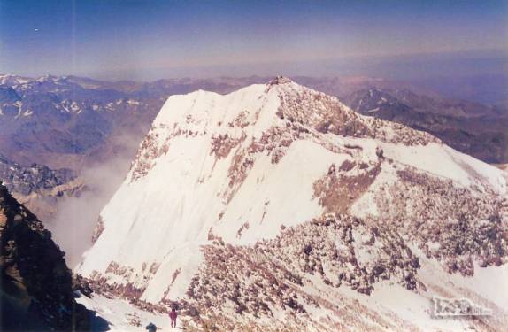Vista do imponente cume sul do Aconcágua, um pouco mais baixo que seu cume norte, no oeste da Argentina (temporada de 1998/99)